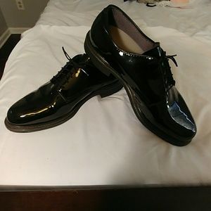 Vibram brand mens shoes. Like new!! Size 13